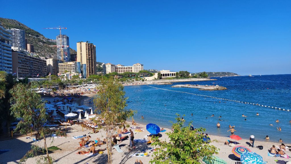 Plage du Larvotto où se trouve la Gelatiera
