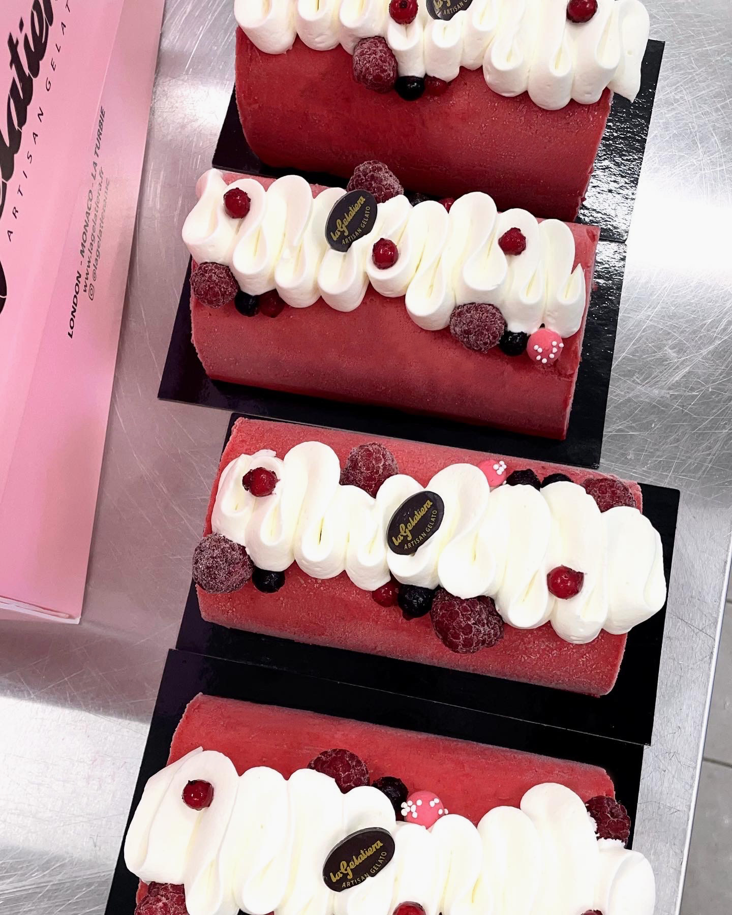 Buches glacees artisanales fruit rouge et vanille avec chantilly et biscuit vue de haut