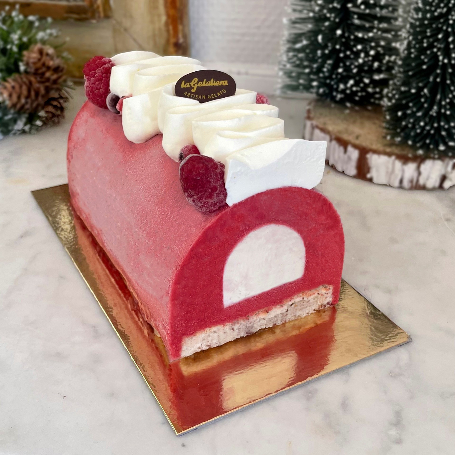 Buches glacees artisanales fruit rouge et vanille avec chantilly et biscuit vue de face coupée