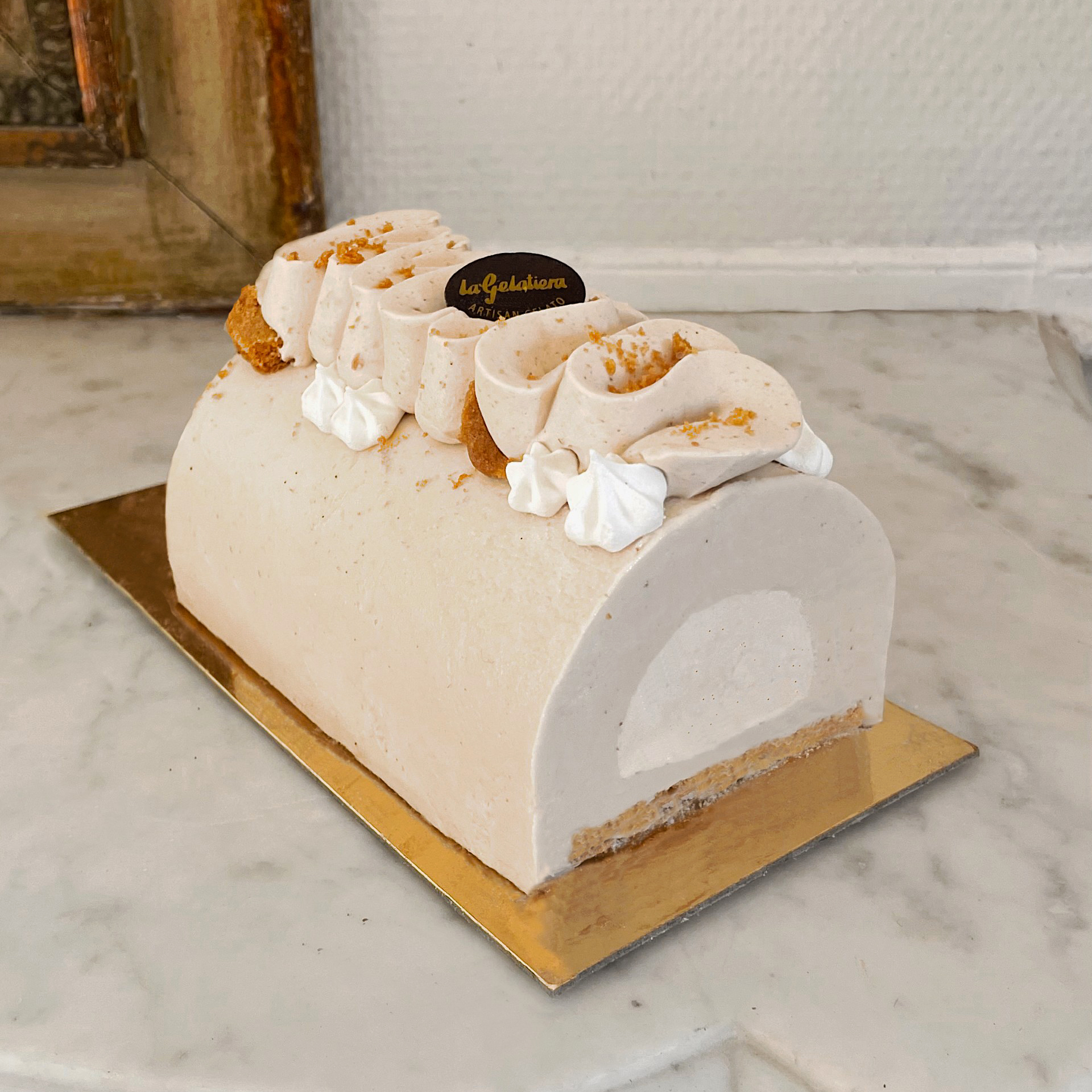 Buche glacee artisanale aux marrons avec chantilly vue de haut coupee glace marron biscuit chataigne et meringue